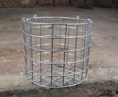 Корзина металлическая круглая (ячейка 1,5х1,5 см), диаметр 10 см, высота 10 см, с подвесом